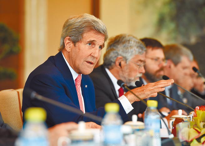美国总统拜登的气候特使凯瑞（John Kerry）15日、16日在上海与中国气候变迁事务特别代表解振华会晤。图为凯瑞2016年参加中美战略与经济对话气候变化问题特别联合会议。（中新社）