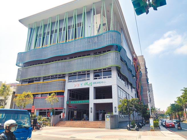 国民党市议员徐其万16日在议会2度拍桌，指民进党不论大小选举，大园都拿下6成选票，但大园体育园区却遥遥无期。图为桃园区国民运动中心。（赖佑维摄）