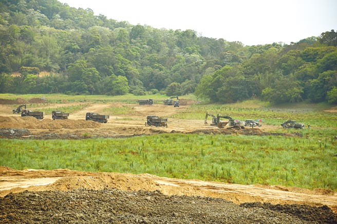 苗栗县明德水库目前正由陆军第六军团53工兵群协助清淤工程，国军负责下游较艰鉅的区段，将清理10万立方公尺底泥。（苗栗县政府提供／陈育贤苗栗传真）