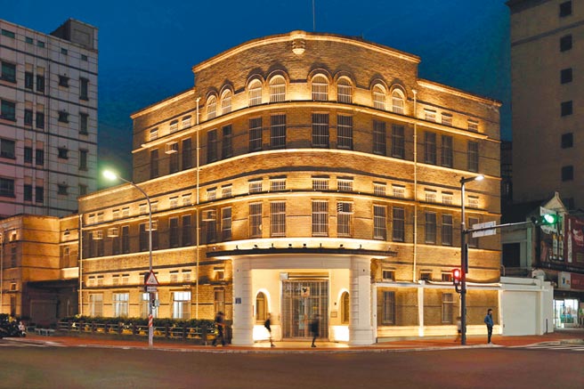 新竹市市定古蹟「專賣局新竹支局」15日晚間重新點亮，透過夜晚光影變化，讓街區浪漫萬分。（新竹市政府提供／陳育賢新竹傳真）