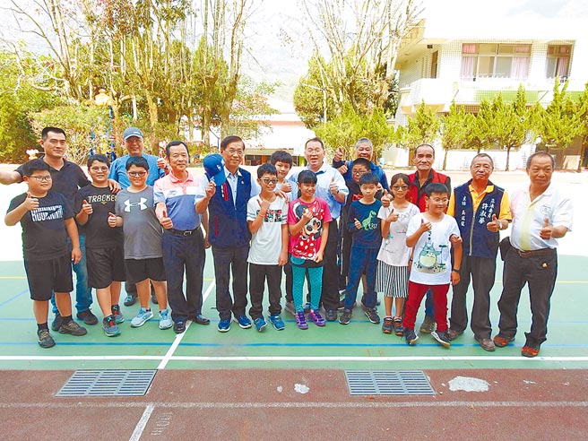 南投县长林明溱（左六）视察南投县国中小设施，期许学童允文允武。（南投县政府提供／廖志晃南投传真）