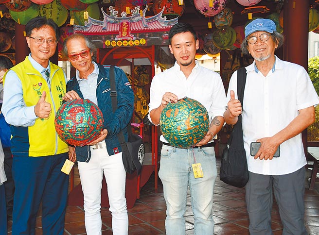 彰化市公所将艺术灯笼化为爱心灯笼义卖，全拓工业董事长吴崇让（左二）、吴峻兴（左三）父子与大家功德会董事长罗达仁（右），一口气认购了290个。（吴敏菁摄）