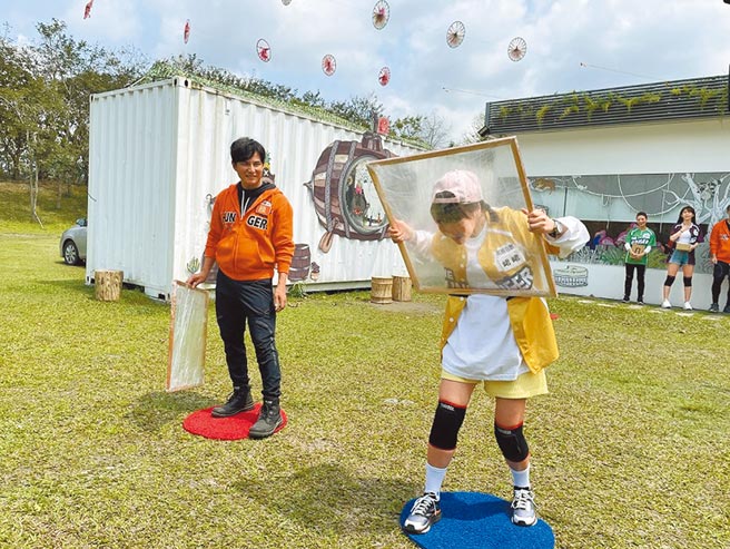 峮峮（右）使出鐵頭功，爆破強化保鮮膜。（中視提供）