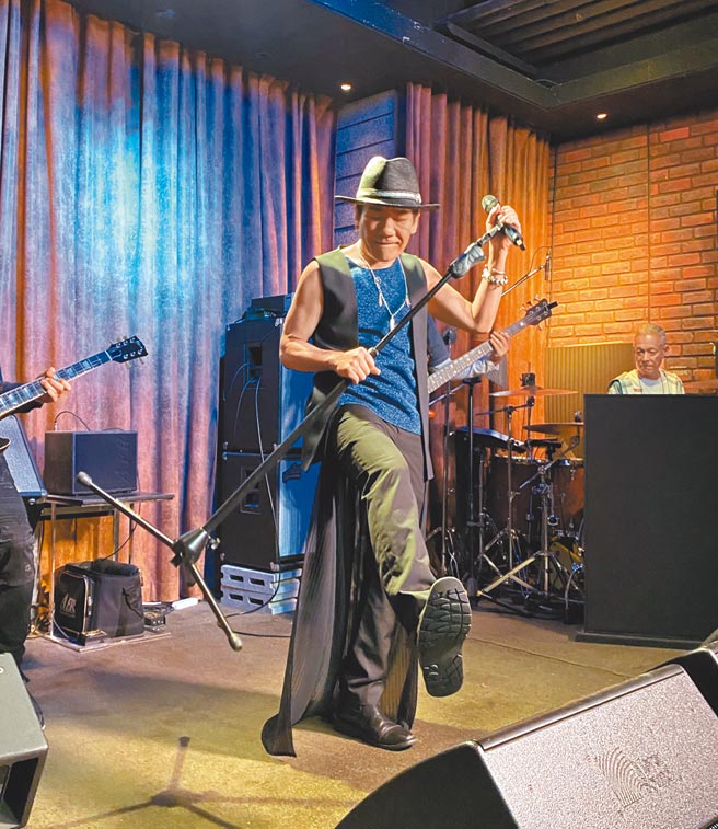 赵传日前拍摄新歌〈老不休〉MV。（旋风音乐提供）