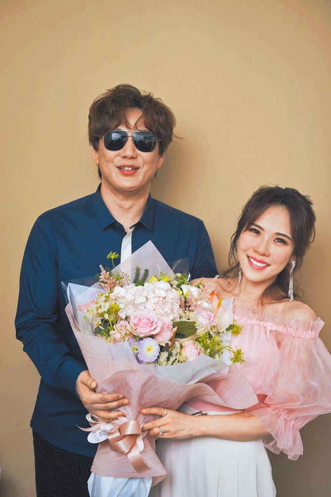 萧煌奇（左）昨现身支持吴申梅开唱。（宽宏艺术提供）