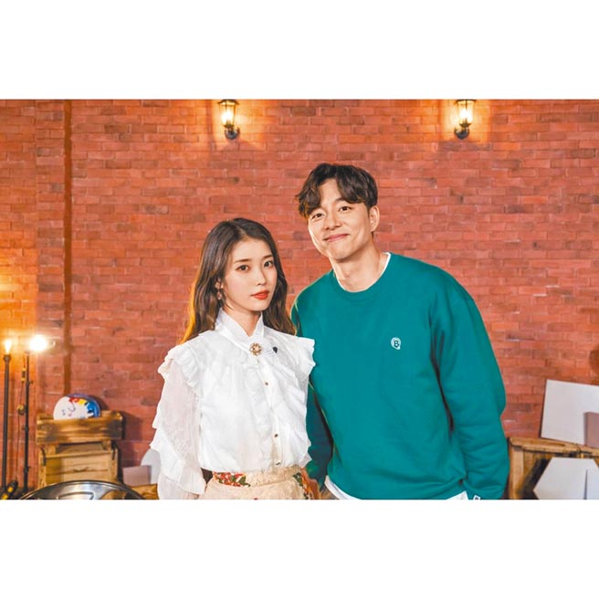 孔刘（右）为宣传电影，作客IU主持Youtube节目《IU的调色盘》。（摘自韩网）