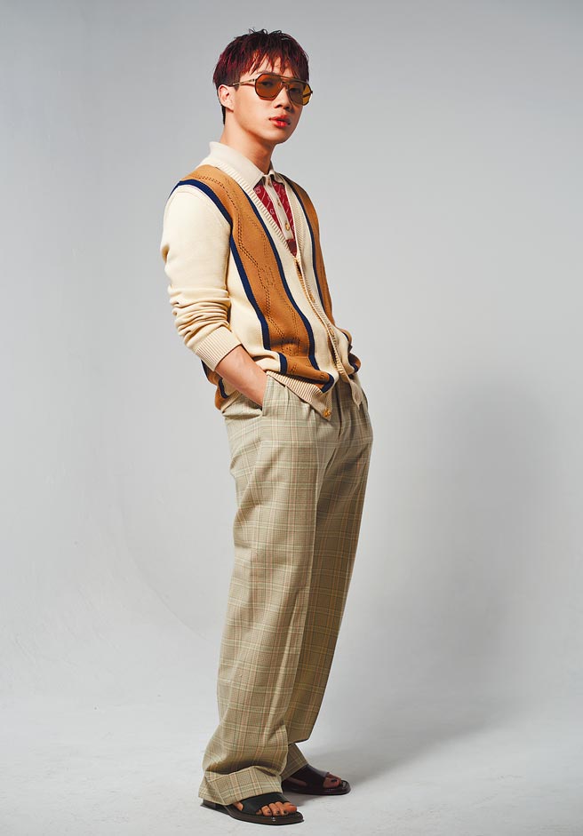 ØZI穿上GUCCI復古3件式男装，笑说这套装扮很适合搭配豪宅和千万跑车入镜，是年轻富豪最爱的装扮。（JOJ PHOTO摄）