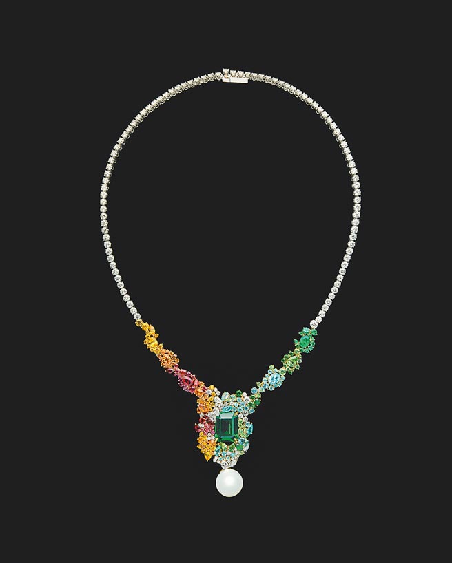 DIOR的Tie & DIor Prairie祖母绿珍珠钻石项炼，6600万元，是珠宝展最贵的一件作品。（DIOR提供）