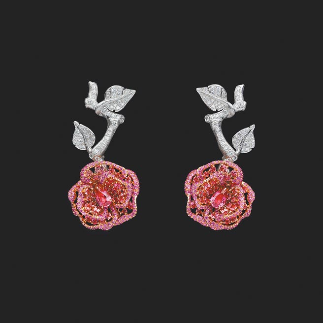 DIOR的RoseDior Rose Carmin粉红尖晶石钻石耳环，1200万元。（DIOR提供）