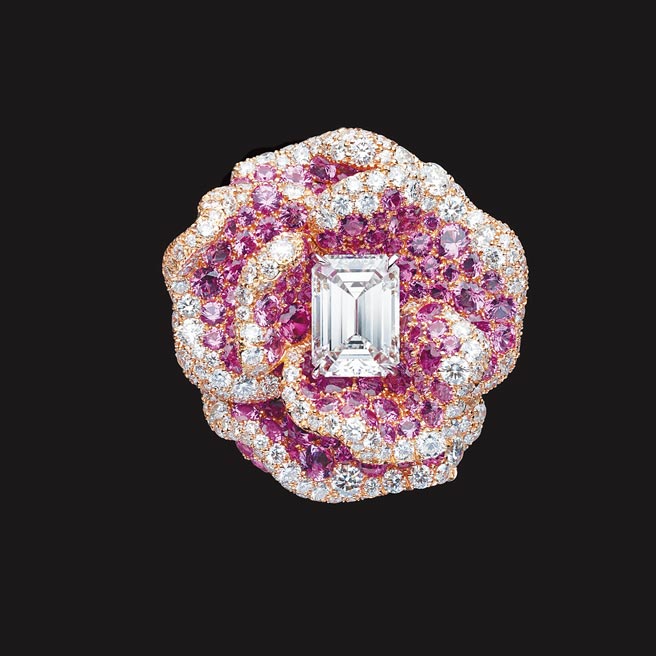 DIOR的RoseDior Rose Helios钻石粉红蓝宝石戒指， 1100万元。（DIOR提供）