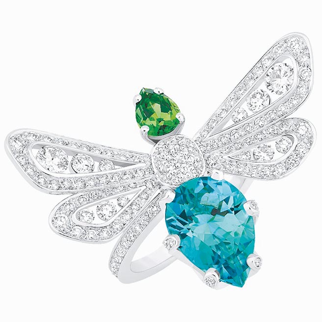 CHAUMET小蜜蜂18K白金戒指，梨形帕拉依巴碧玺、梨形沙弗莱石，173万3000元。（CHAUMET提供）