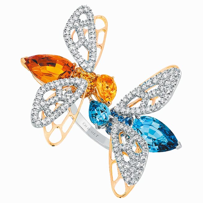 CHAUMET小蜜蜂戒指，海水蓝宝、蓝宝石、锰铝榴石，332万1000元。（CHAUMET提供）