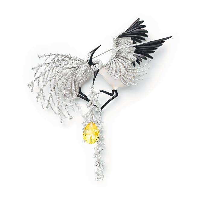 CHAUMET Parade仙鹤胸针，12.78克拉梨形黄宝石、2.12克拉钻石、缟玛瑙、水晶，2155万5000元。（CHAUMET提供）