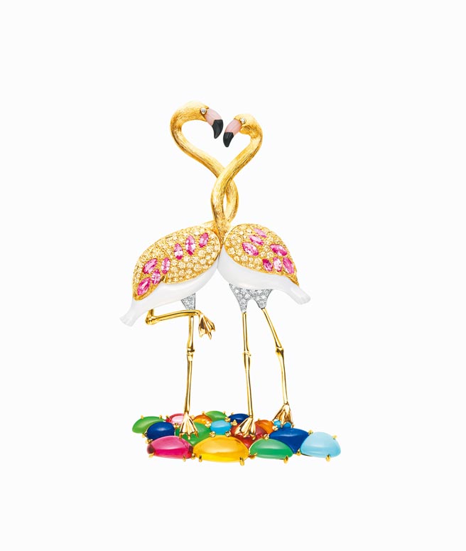 CHAUMET红鹤Espiegleries胸针，各色钻石、粉红刚玉、蛋白石和粉红色碧玺，786万2000元。（CHAUMET提供）