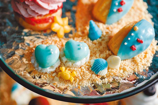 「湛蓝海洋玛德莲」以法式手法制作，淡蓝色的贝壳外观颇梦幻。（和逸饭店．桃园馆提供）