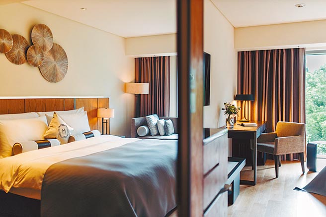 慕軒飯店與酩悅軒尼詩首度聯名住房「睡醒．明日的事」每晚3188元起，限量40間，房內設置軒尼詩專屬SUNSET調酒組。（慕軒飯店提供）飲酒過量 有害健康