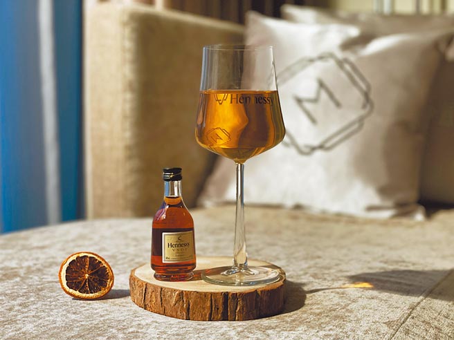 慕軒飯店即日起與干邑品牌「酩悅軒尼詩」合作聯名住房專案「睡醒．明日的事」，享自行DIY專屬調酒樂趣。（慕軒飯店提供）飲酒過量 有害健康