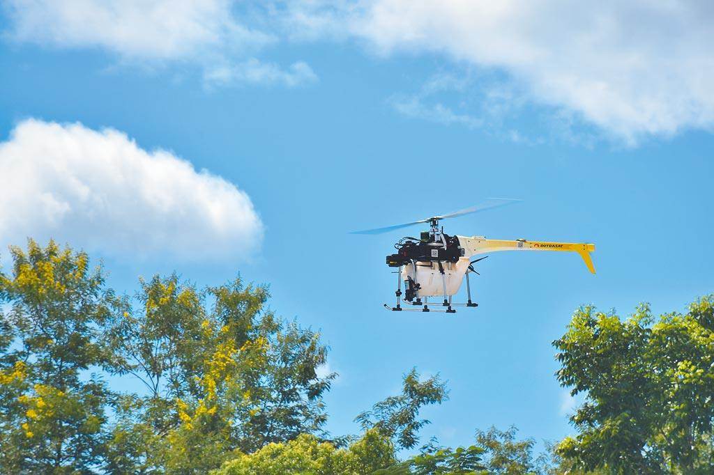 無人機因成本低、機動性高，近年已廣泛應用在噴灑農藥施肥、農林漁牧調查等用途上。（羅亦晽攝）
