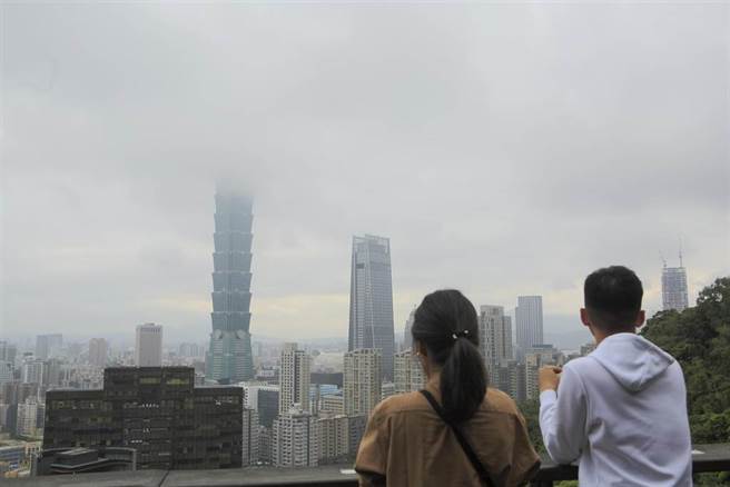 受到沙尘暴影响，北部17日入夜后空品急遽下降，目前多处呈现橘色甚至红色灯号。(图／资料照、张铠乙摄)