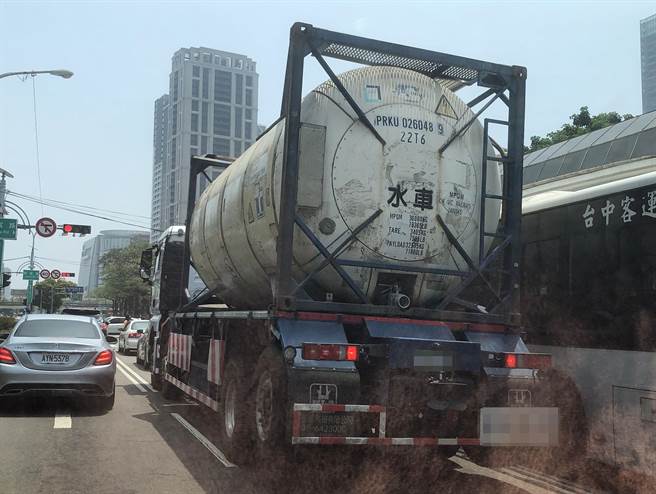 台中市车水马龙的台湾大道，四处可见水车忙于载水。（陈世宗摄）