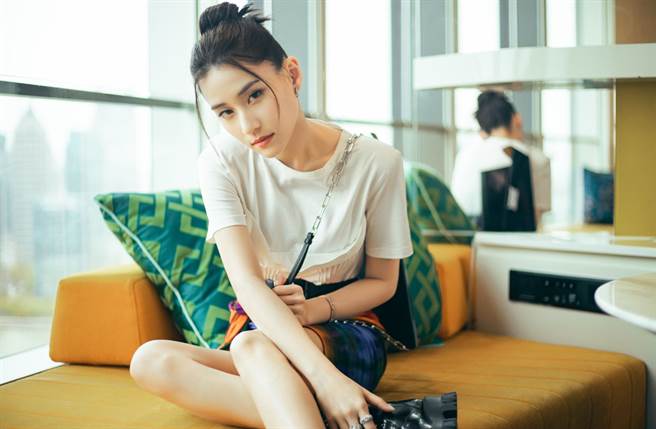 何超莲面对外界追问婚事，瞬间感伤，表示爸爸没走很久，不想谈这事。(翻摄自何超莲微博)