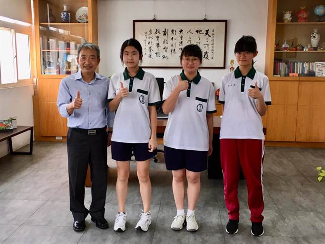 竹南君毅中學學生吳昕儒（右二）、彭芷嫻（左二）勇苗栗縣文狀元獎，林語柔（左一）則是去年文狀元得主。（君毅中學提供／謝明俊苗栗傳真）