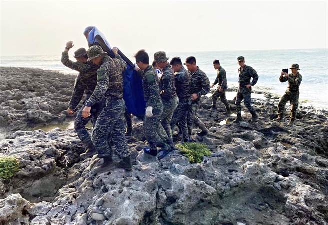 失联飞官潘颖谆寻获时衣着完整，第一时间已送往台东。(民眾提供)