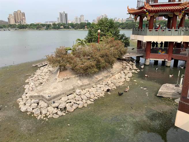 中南部水情告急，莲池潭几乎快见底。（图／摘自高雄点 Kaohsiung.脸书）