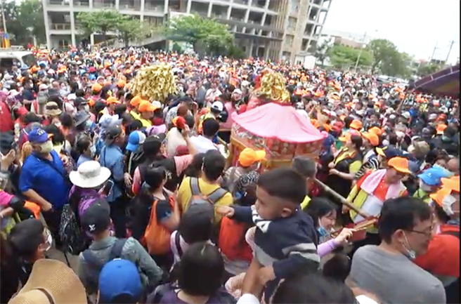 白沙屯妈祖銮轿9时许就抵达苗栗县苑里镇，「粉红超跑」宛如装涡轮，飞快的速度让信眾啧啧称奇。（翻摄白沙屯妈祖进香实况转播）