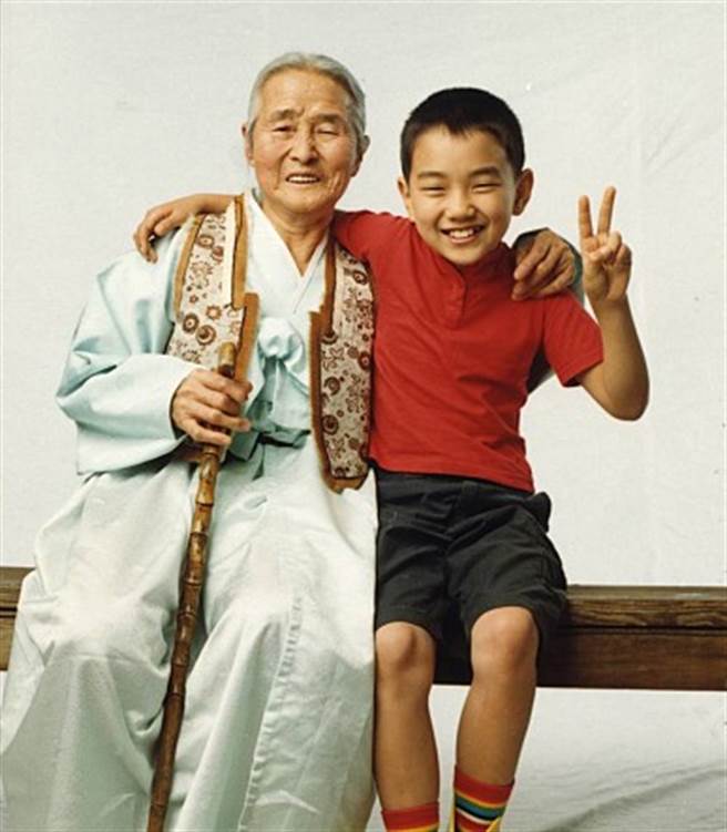 金亦芬和童星俞承豪飾演祖孫。（圖／《有你真好》電影劇照）