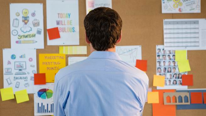 一名美国网友在布告栏上贴出公告，要求隔壁邻居赶紧与男友分手。图片为示意图非本人。（图／shutterstock）