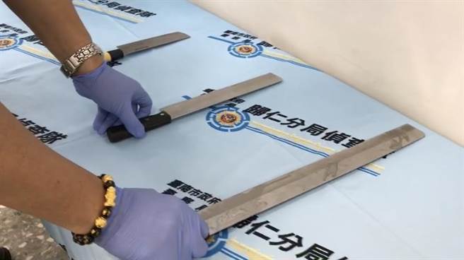 歸仁警方起獲3把做案開山刀。(曹婷婷攝)