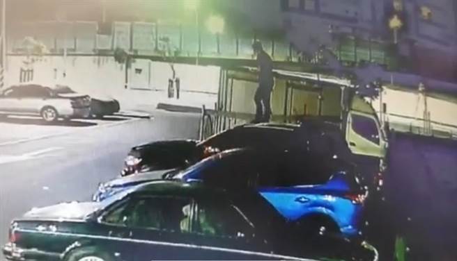 一名男子17日凌晨4時疑似喝醉後，搖搖晃晃徒步進入該停車場，利用車輪爬上停放在第一台的黑色轎車，隨後竟然連續跳躍踩踏4台車輛的引擎蓋，最後直跳上黃姓報案人車輛的車頂，造成車身多處毀損。（翻攝畫面／洪浩軒高雄傳真）