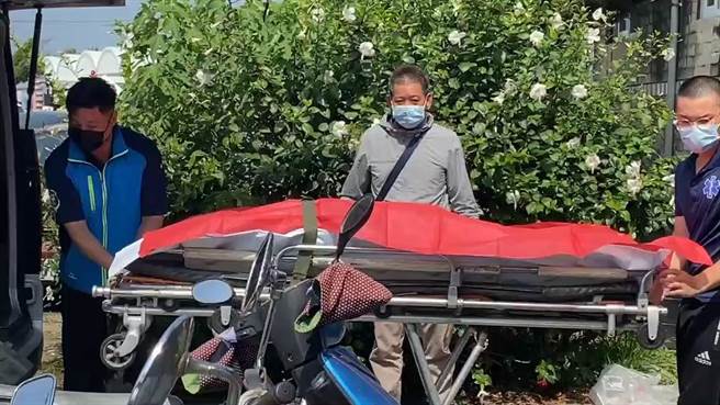 潘颖谆的遗体在上午9时36分运抵台东殡仪馆，潘父（中、着灰外套）哀伤地望着潘的遗体。（蔡旻妤摄）