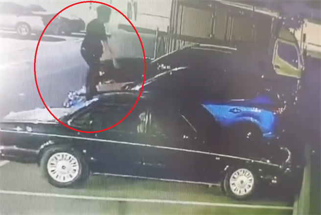 高雄一名黑衣男半夜大闹停车场，狂踩别人的轿车，事后车主气得报警。（翻摄爆料公社）