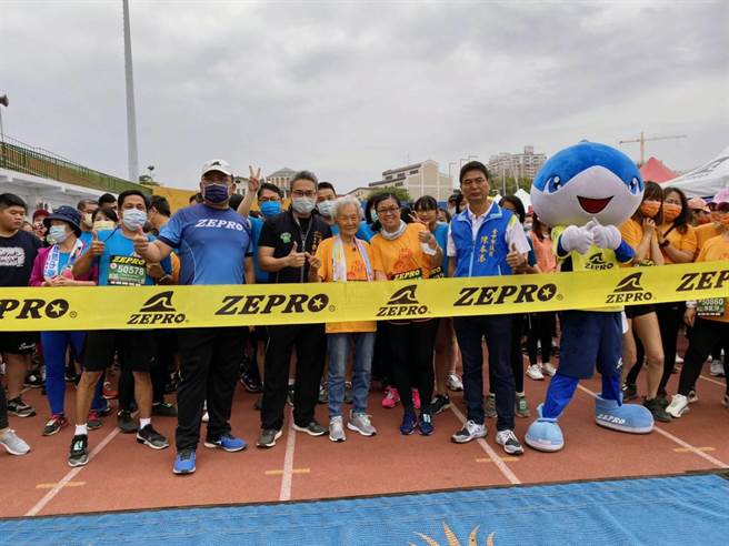 高齡93歲跑友劉心鈺女士完成6公里挑戰。（台中市政府提供）