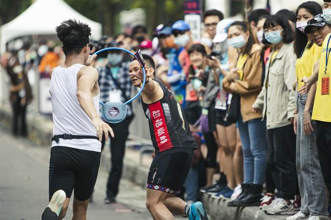 第六届新北市铁道马拉松接力赛18日在福隆开跑。（新北市观光旅游局提供／叶德正新北传真）