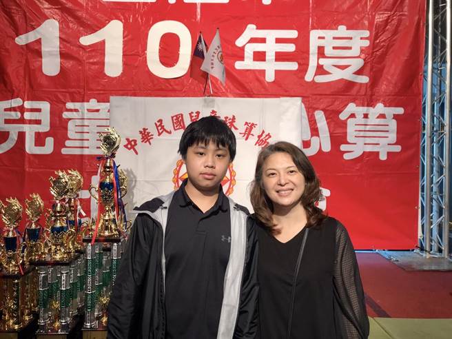 选手彭丕承（左）4岁开始学珠心算，至今10年，在校成绩亦名列前茅。（陈彩玲摄）