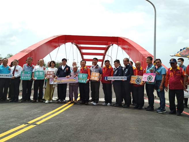 高雄市长陈其迈（左六）18日出席内门联外道路启用典礼。（林瑞益摄）