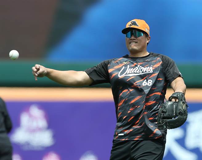 統一獅隊老將高國慶與球團完成簽約，新合約為1+1合約、月薪41萬元。（陳怡誠攝）