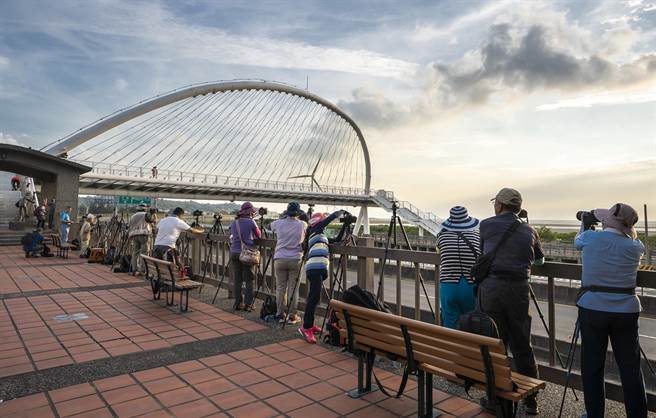 新竹市政府改造17公里海岸自行車道，沿線有包括登上日本知名相機品牌年度月曆封面「豎琴橋」…等最夢幻5大景點。（陳育賢攝）