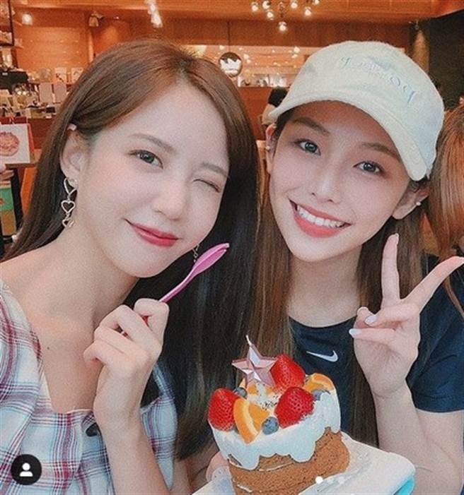 采子（右）抢好友荳荳的男友，被网友骂翻。（图／IG@采子）