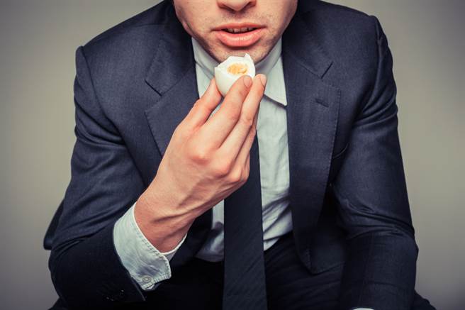 印度一名男子和朋友打赌，连续吞下50颗鸡蛋就可以拿到奖金，结果在吃第42颗的时候，男子突然昏迷倒地，最终不幸身亡。(示意图/达志影像)