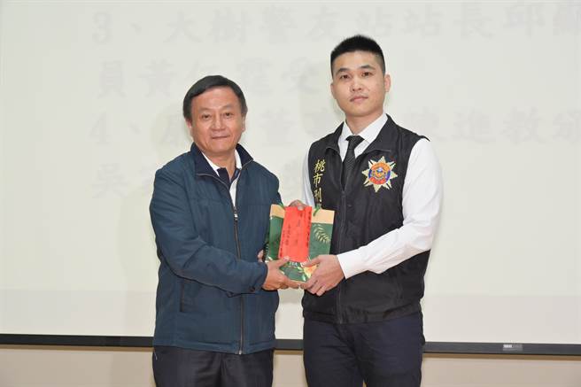 桃园警分局侦查队侦查佐吴家鸣（右）办案认真，深获长官、同事肯定。（警方提供／赖佑维桃园传真）