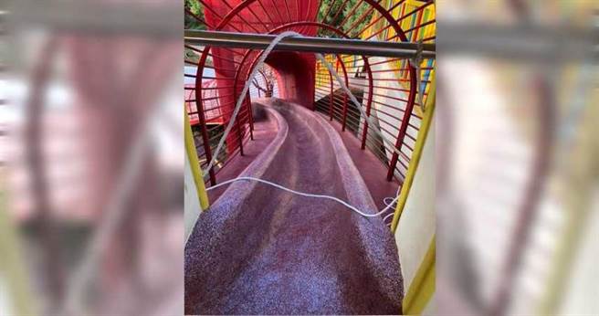 苗栗县新开幕的湾丽亲子公园竟发生意外，一名女孩玩滑梯时，竟遭粗绳勒脖。（图／翻摄自苑里心连心脸书）