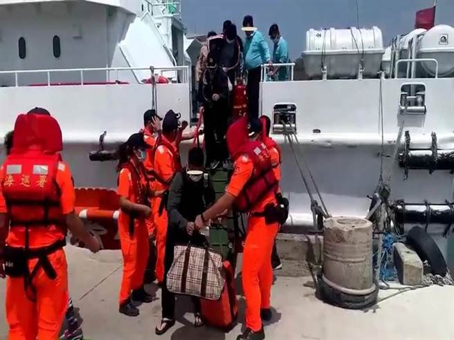 原欲搭船前往蘭嶼的遊客，遇上客輪舵機故障，所幸經海巡船隊戒護、平安上岸。(海巡提供)