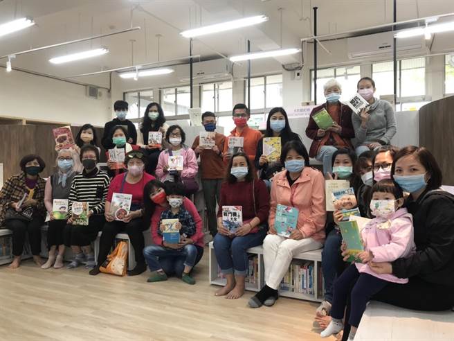 安乐区建德国中为响应23日世界书香日，18日开始在学校社区共读站「阅樱FUN」，举办书展。 （基隆市政府提供／陈彩玲基隆传真）