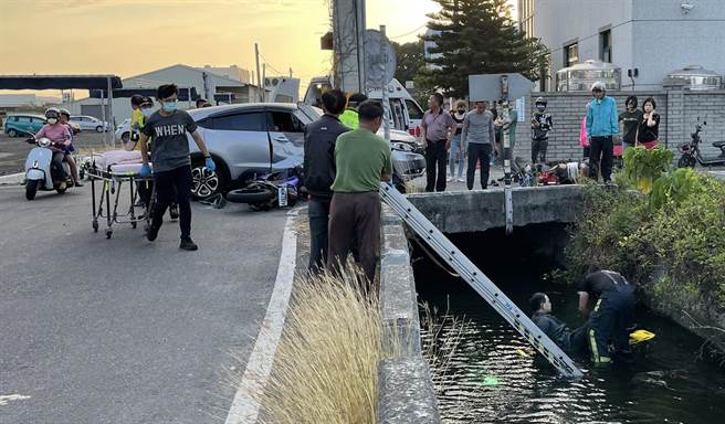 轿车和3台机车相撞，1名骑士落水，彰化县消防局第三大队出动救援。（彰化县消防局第三大队提供／吴敏菁彰化传真）