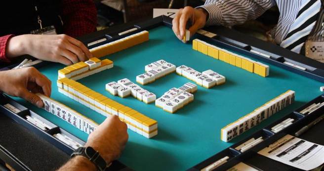 男子彻夜与牌友打牌，隔日因为身体不是猝死，结果家属状告3名牌友。（示意图／PIXABAY）