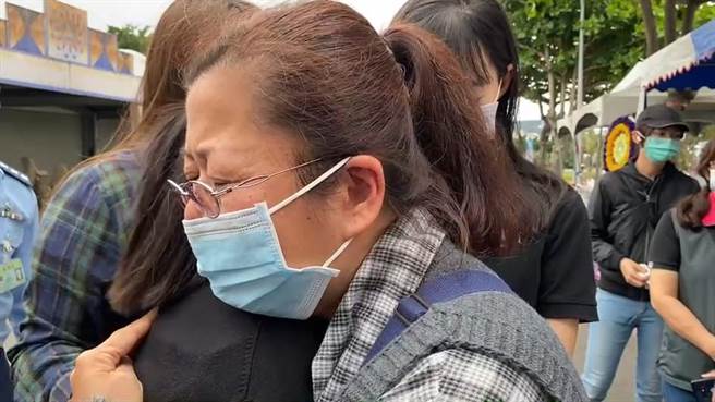 失联27天的空军飞官潘颖谆遗体18日上午在屏东寻获，被送回台东，潘母（中，着眼镜口罩者）与潘妻二人难掩悲伤，相拥而泣。（蔡旻妤摄）